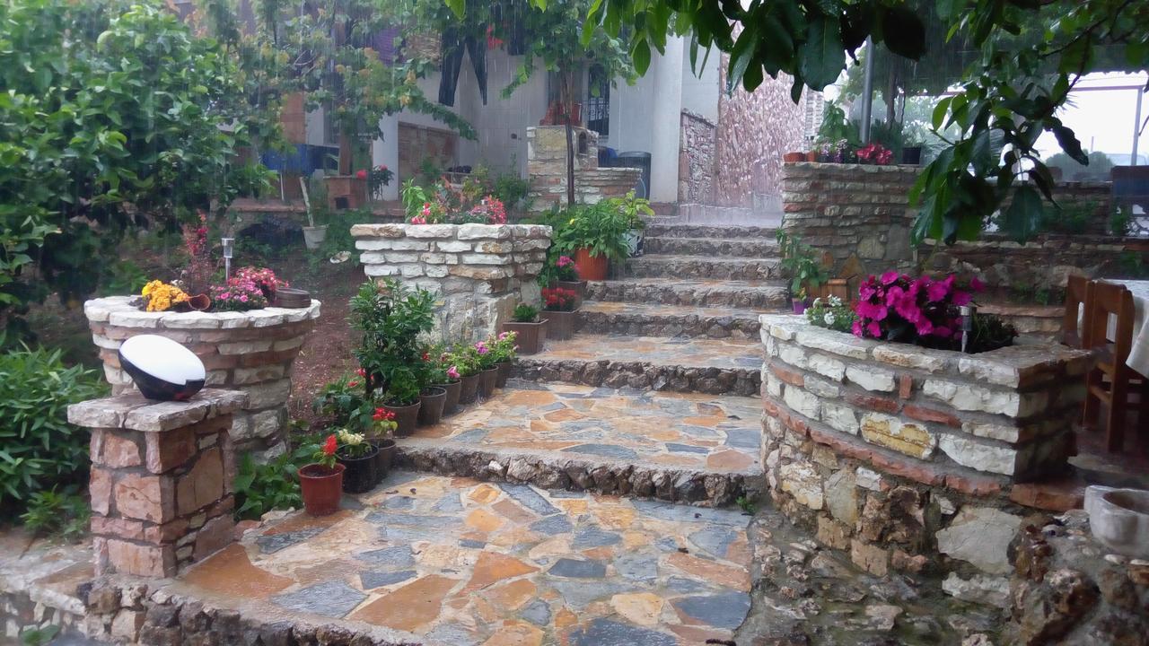 John'S Guesthouse Ksamil Exterior photo
