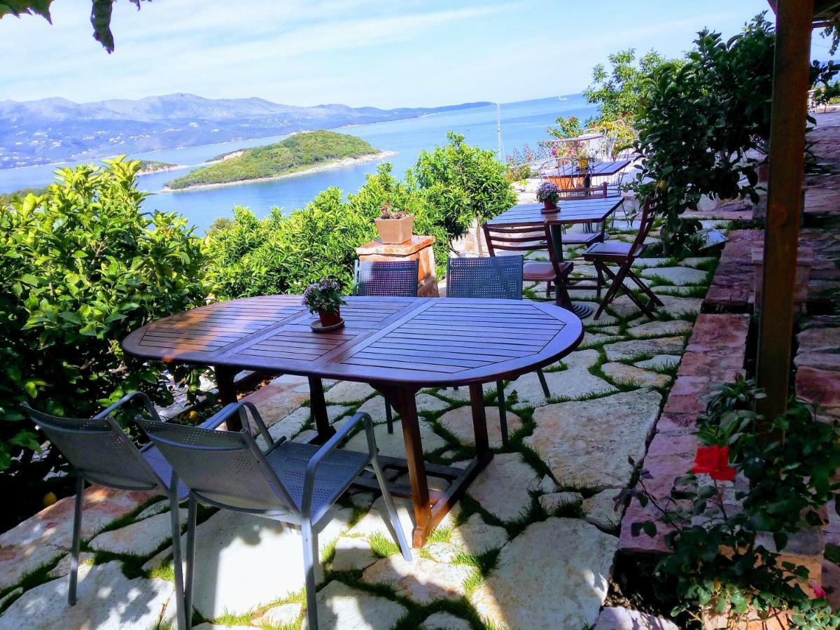 John'S Guesthouse Ksamil Exterior photo